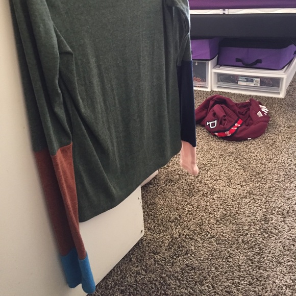 Gently used long sleeve top with thumb holes - Picture 2 of 3